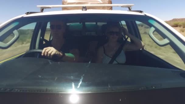 Камера Капоте Автомобиля Повернула Водителям Внутри Проезд Через Намибию — стоковое видео