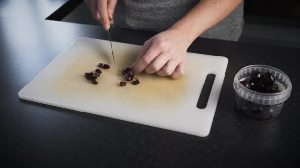 Donna Che Affetta Ciliegie Tagliere Bianco Nella Sua Cucina Mentre — Video Stock