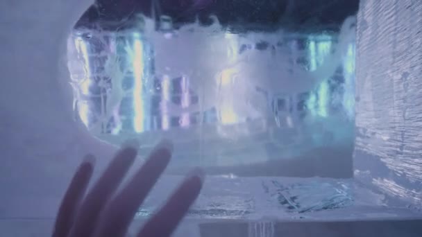 Mężczyzna Ręka Umieścić Półprzezroczysty Lód Ściana Tęsknota Dla Wyjść Zwolniony — Wideo stockowe