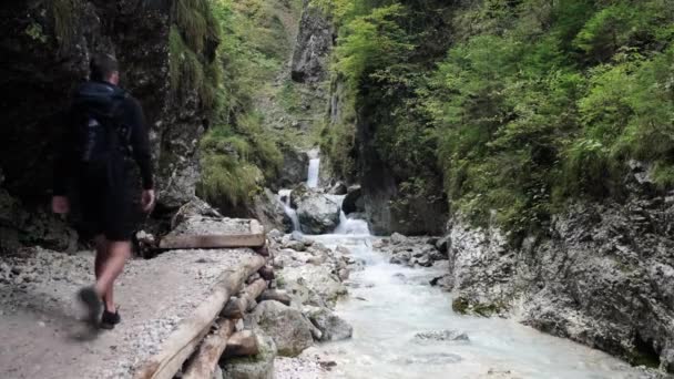 Hombre Que Explora Cascada Martuljek Durante Día Gozd Martljek Eslovenia — Vídeos de Stock