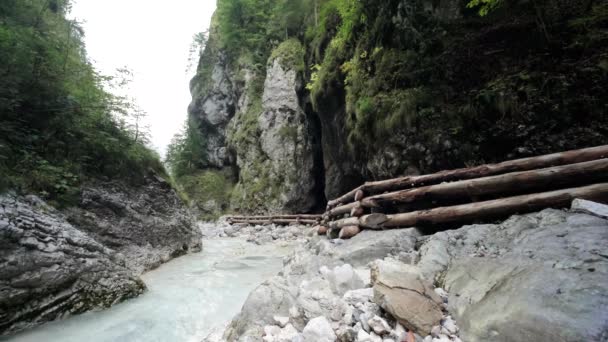 Ein Mann Erkundet Tagsüber Den Martuljek Wasserfall Gozd Martljek Slowenien — Stockvideo