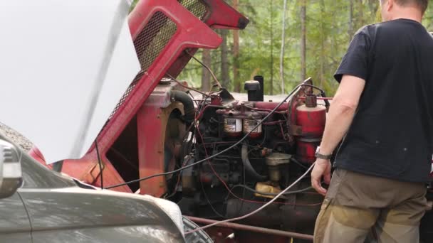 Statyczne Ujęcie Mechanika Naprawiającego Stary Silnik Ciągnika Słoneczny Letni Dzień — Wideo stockowe