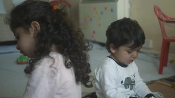 Twee Kinderen Broers Zussen Die Samen Spelen Een Woonkamer — Stockvideo