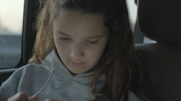 Έφηβος Κορίτσι Στο Πίσω Κάθισμα Ενός Αυτοκινήτου Στο Τηλέφωνό Της — Αρχείο Βίντεο
