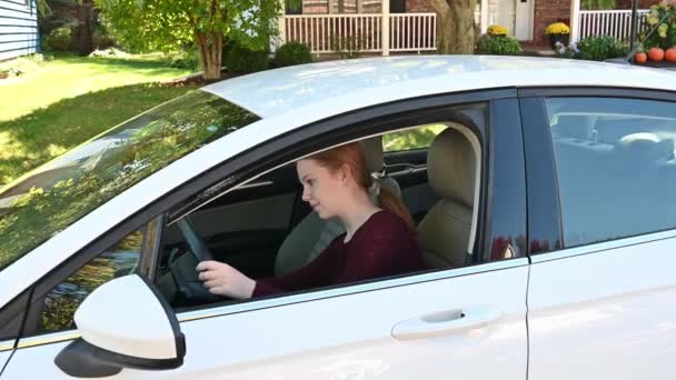 소녀는 자동차가 시동을 놀랐다 자동차 문제의 — 비디오