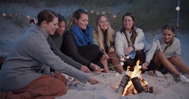 Flickvänner Som Roar Sig Runt Lägerelden Stranden Cinematic Livsstil Scen — Stockvideo