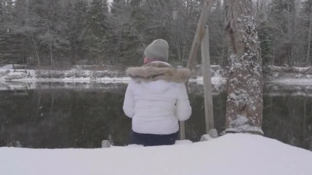 Close Dolly Out Girl Sit Enjoy Snow Fall River Slow — Vídeo de Stock