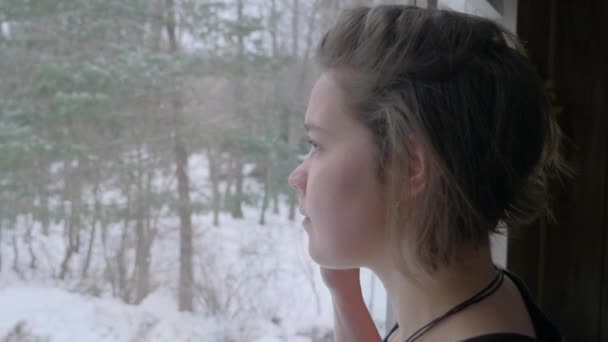 Девушка Счастлива Смотрит Выпадает Снег Замедленная Съемка — стоковое видео