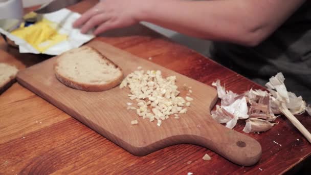 Mano Della Donna Prende Una Fetta Pane Spalma Burro Preparazioni — Video Stock