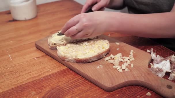 Las Manos Mujer Ponen Ajo Una Segunda Rebanada Pan Con — Vídeo de stock