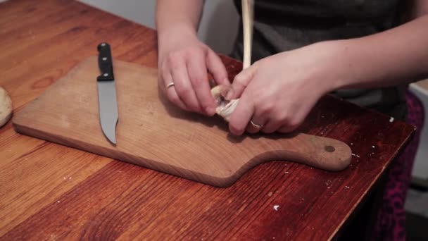 Mani Della Donna Stanno Iniziando Sbucciare Aglio Tagliere Preparazioni Fare — Video Stock