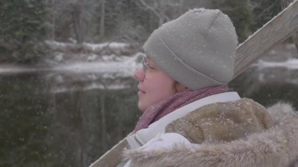 Κοντινό Πλάνο Κορίτσι Χαμόγελο Και Απολαύσετε Χιόνι Πέσει Κοντά Ένα — Αρχείο Βίντεο