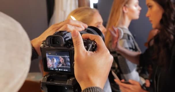 Videograf filmy detailní záběr stylistky pracující na modelu, POV pohled na obrazovku kamery, intimní - 4K