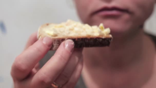 Mujer Con Uñas Sucias Comienza Comer Sándwich Untado Con Mantequilla — Vídeo de stock