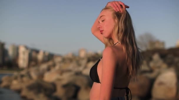 Vídeo Una Modelo Bikini Rubia Jeans Cortos Tomados Lado 120Fps — Vídeo de stock