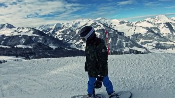 Niño Haciendo Snowboard Pista Esquí — Vídeo de stock