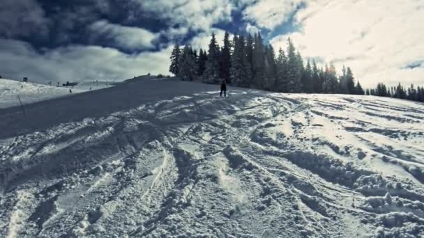Ett Barn Lat Snowboard Nedförsbacke — Stockvideo