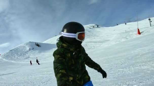 Niño Haciendo Snowboard Por Ladera — Vídeo de stock