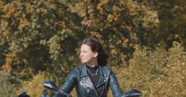 Vorderansicht Schöner Frauenhaare Die Wind Wehen Bikerin Mit Lederjacke Unterwegs — Stockvideo
