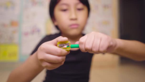 Válassza Focus Young ázsiai fiú élező ceruza a művészeti szobában közel a kezét és az eszköz ellátás