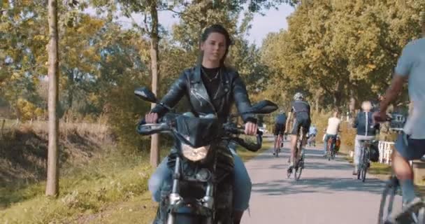 Mujer Montando Una Motocicleta Otoño Naturaleza Con Chaqueta Cuero Conducción — Vídeo de stock