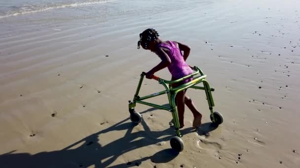 Petite Fille Avec Paralysie Cérébrale Jouant Sur Plage — Video