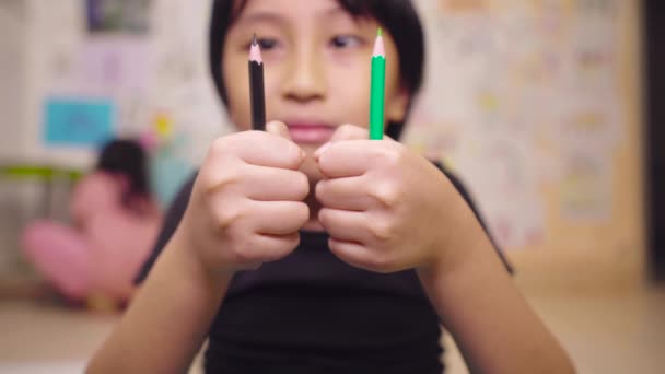 Niño Tomando Decisión Estresante Elegir Uno Otro Color Para Crear — Vídeos de Stock