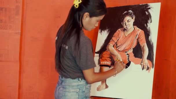 Jeune Femme Asiatique Créative Amuser Avec Peinture Pinceau Zoom Shot — Video
