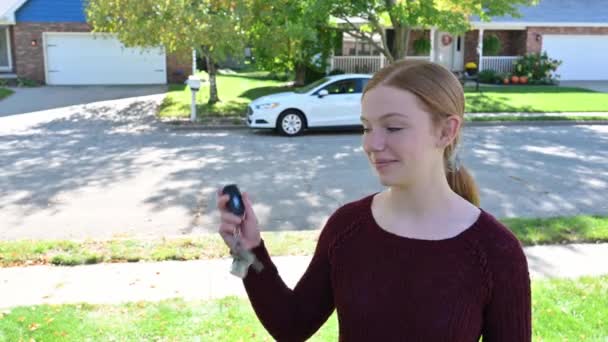 新しい十代のドライバーは 家族のセダンへの彼女の鍵を披露 — ストック動画