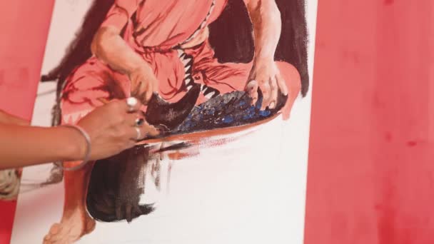 Mão Feminina Com Anéis Dedo Pintando Imagem Arte Incrível Estúdio — Vídeo de Stock