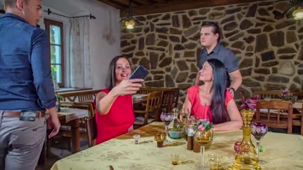 Gruppe Von Freunden Macht Nach Feier Selfie Mit Handy Restaurant — Stockvideo