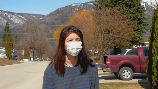 Genç Asyalı Bir Kızın Tıbbi Maske Takıp Güneşte Yürüdüğü Orta — Stok video