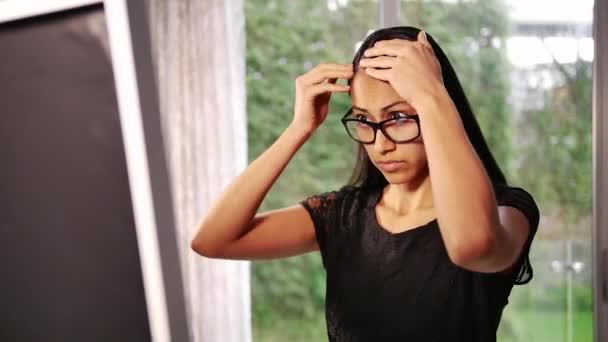 年轻的黑发女人在家里梳头 在镜子前检查自己的容貌 — 图库视频影像