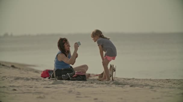 Mujer Joven Feliz Tomando Una Foto Pequeña Hija Sonriente Con — Vídeo de stock