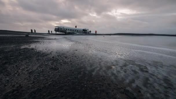 Timelapse Clouds Rolling Crashed Plane Soheimasandur Wreck Icy Lake Iceland — ストック動画