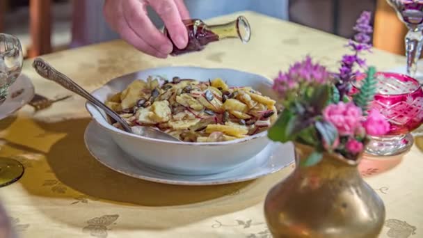 Close Deliciosa Salada Batata Com Cebola Sementes Derramamento Óleo Virgem — Vídeo de Stock