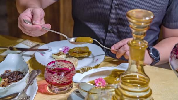 Close Shot Van Een Man Lepel Mosterd Saus Het Vlees — Stockvideo