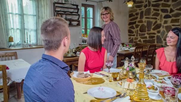 Šťastná Rodina Užívá Velkou Slovinskou Večeři — Stock video