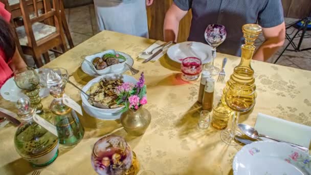 Garçonete Colocando Prato Comida Mesa Para Grupo Amigos Movimento Lento — Vídeo de Stock