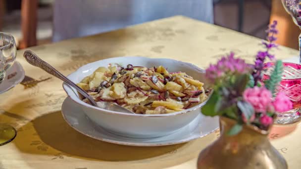 Camarera Poniendo Toques Finales Tazón Con Fruta Mesa Pri Lipi — Vídeos de Stock