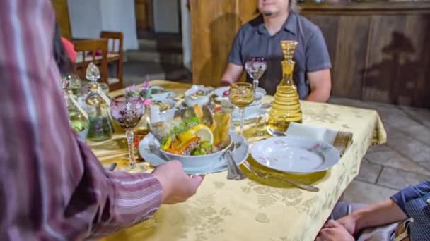 Servírka Servíruje Misku Slovinského Jídla Plně Prostřeného Stolu Zlatým Ubrusem — Stock video