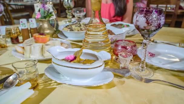 スロベニアのゲストハウスPri Lipiでの料理とテーブル フォローショット — ストック動画
