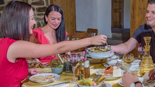 Hombre Sostiene Tazón Comida Eslovena Mujer Una Mesa Completamente Puesta — Vídeos de Stock