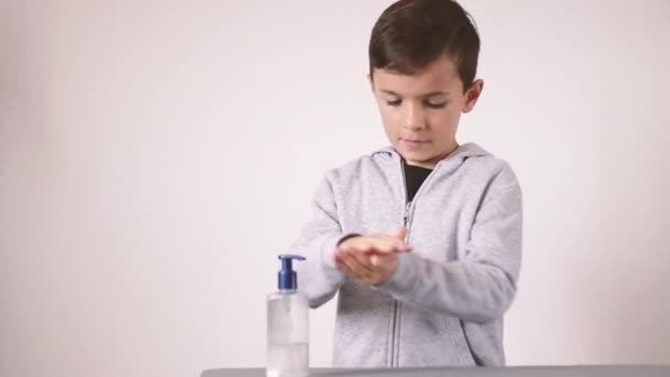 Kinder Desinfizieren Hände Mit Alkoholflüssigem Handreiben Covid Prävention Virus Isoliert — Stockvideo