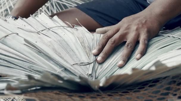 Egy Férfi Aki Szárított Leveleket Rak Kézzel Készített Bambusz Kalapra — Stock videók