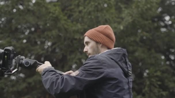 Cameraman Filmando Com Gimbal Close Tiro — Vídeo de Stock