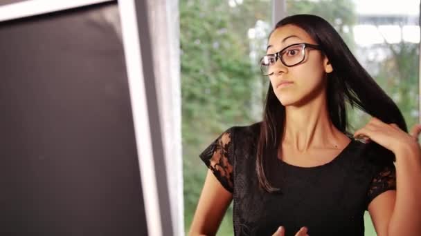 Jonge Mooie Vrouw Met Zwart Haar Staan Voorkant Van Spiegel — Stockvideo