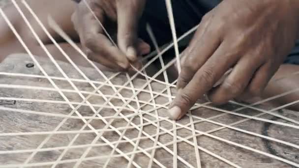 Мужские Руки Плетут Бамбуковую Трость Делают Шляпу Ручной Работы Закрыть — стоковое видео