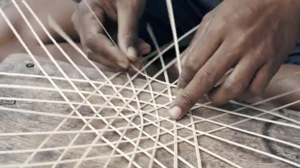 Las Manos Del Hombre Tejiendo Cañas Bambú Haciendo Sombrero Hecho — Vídeos de Stock