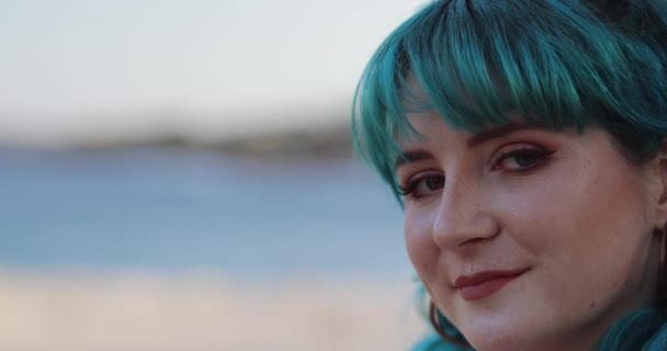 Gros Plan Cheveux Bleus Gen Femme Regardant Allègrement Caméra Espace — Video